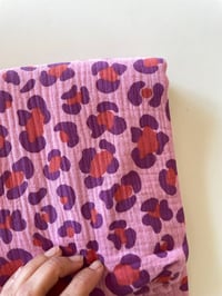 Image 2 of Jupette double gaze Léopard Rose, violet et rouge
