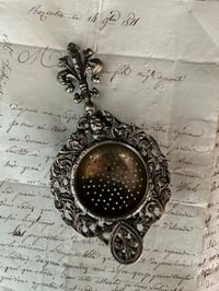 Image 1 of Sublime passe-thé, fleur de Lys, plaqué argent, XIXème siècle