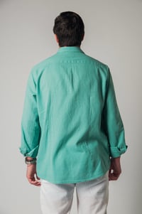 Image 2 of Camisa de lino verde agua