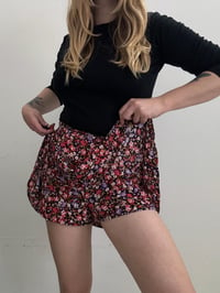 Image 2 of Floral shorts skirt // 38