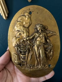 Image 1 of Magnifique médaillon en bronze massif de l’allégorie de l’hiver, prêtresse, XIXème siècle