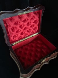 Image 9 of Magnifique boite à bijoux en cuir doré à la feuille d’or et soie capitonnée rouge .XIXème s.