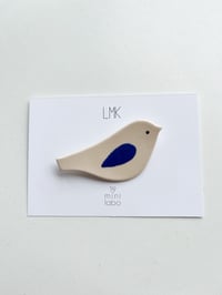 LMK x MINI LABO broche oiseau aile bleue