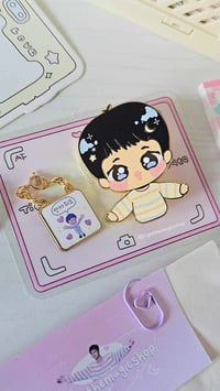 Image 3 of JIN'S FREE HUG PIN