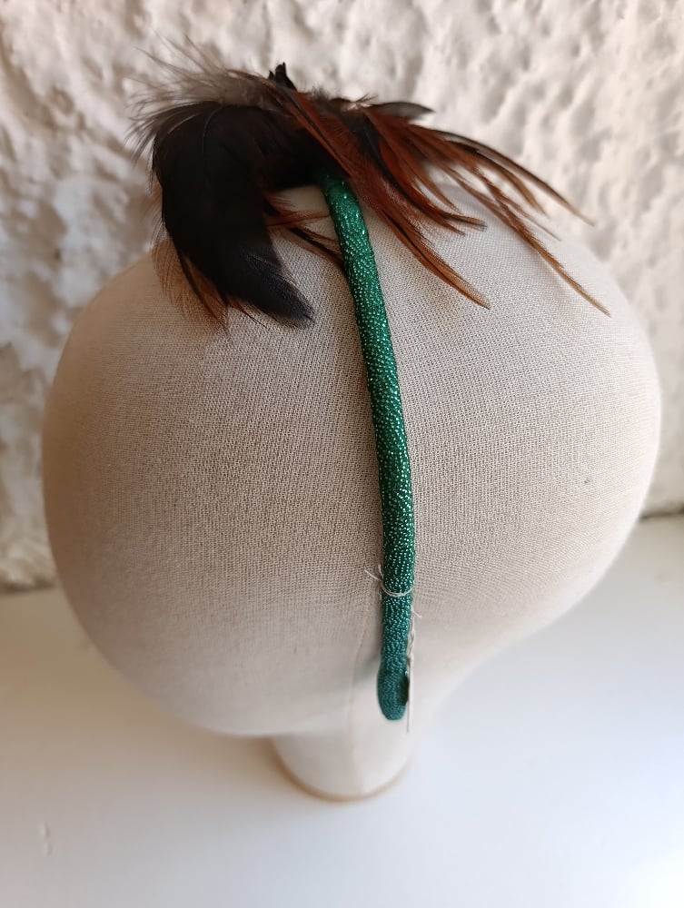 Image of Cerchietto piume di gallo verde/ruggine/moro