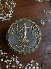 Image 4 of Magnifique boîte ronde en cristal texturé et laiton doré, de style empire, fin XIXe.