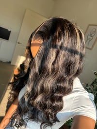 Image 6 of 22 inch 9x6 GLUELESS HD lace closure WIG wavy with BLONDE HIGHLIGHTS 