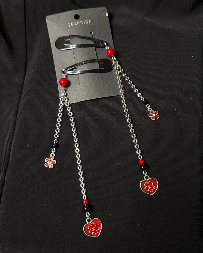 Image of black and red heart clips