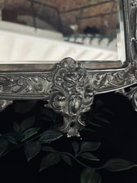 Image 8 of Grand miroir de toilette en régule, miroir biseauté d’origine, XIXeme siècle