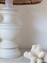 Image 3 of Lampe d’appoint en bois blanc et abat-jour rotin