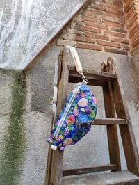 Image 4 of Riñonera HORTENSIAS azul