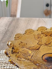 Image 4 of Coupe sur pied en verre ambré