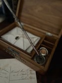 Joli ecritoire de voyage en bois d’olivier et grandes ferrures, fin XIXème siècle, sans clé