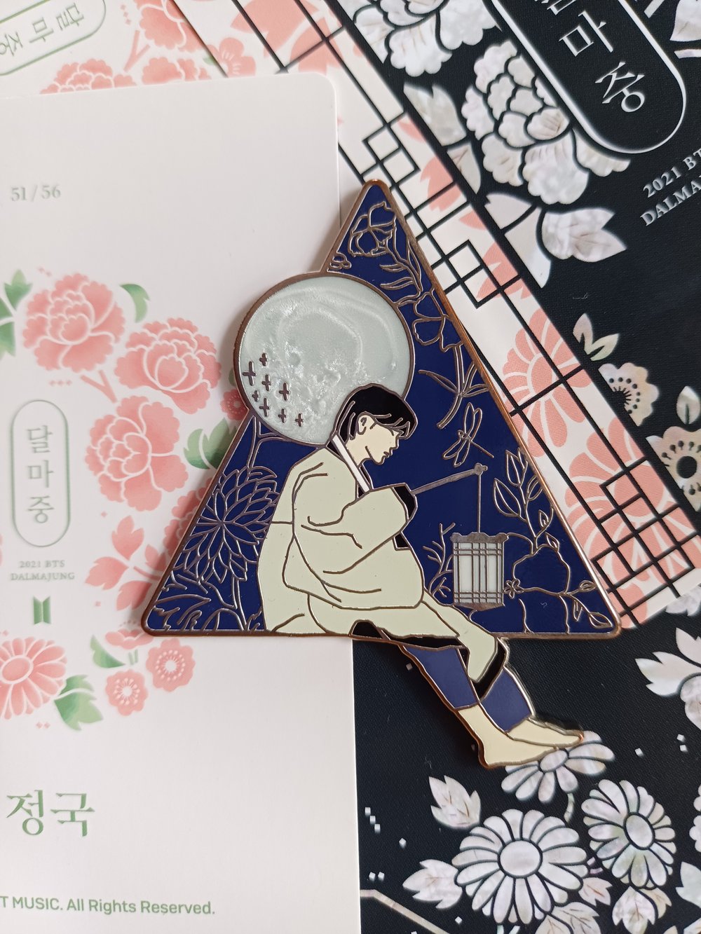 Image of Yoongi Dalmajung Enamel Pin