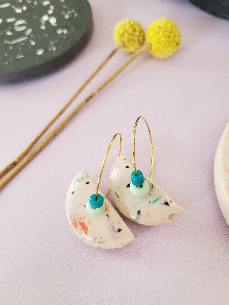 Image of Boucle d'oreilles demie lune terrazzo pastel menthe