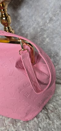 Image 3 of 13 Pink large kiss lock w/ hat