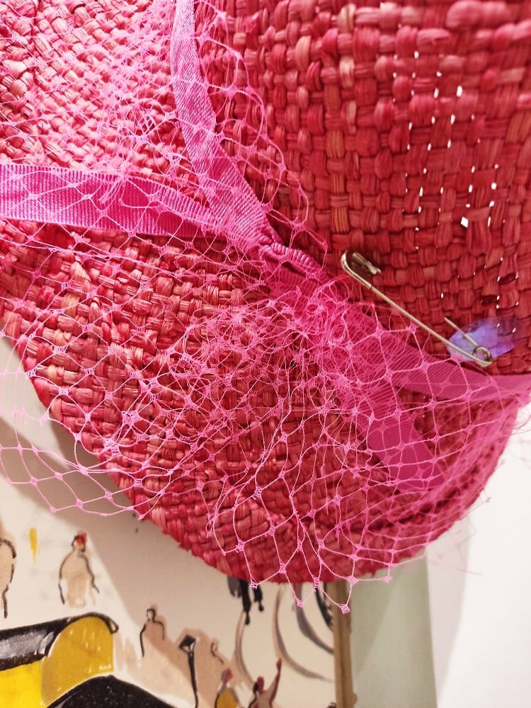Image of Cappello in paglia rosa con veletta