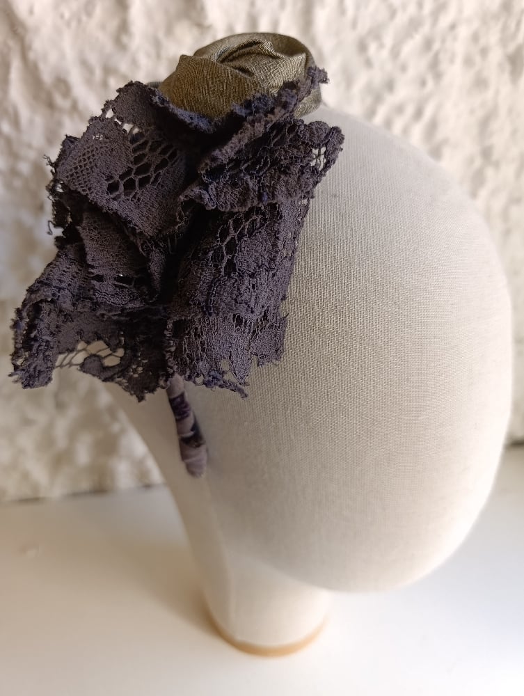 Image of Cerchietto floreale salvia/grigio