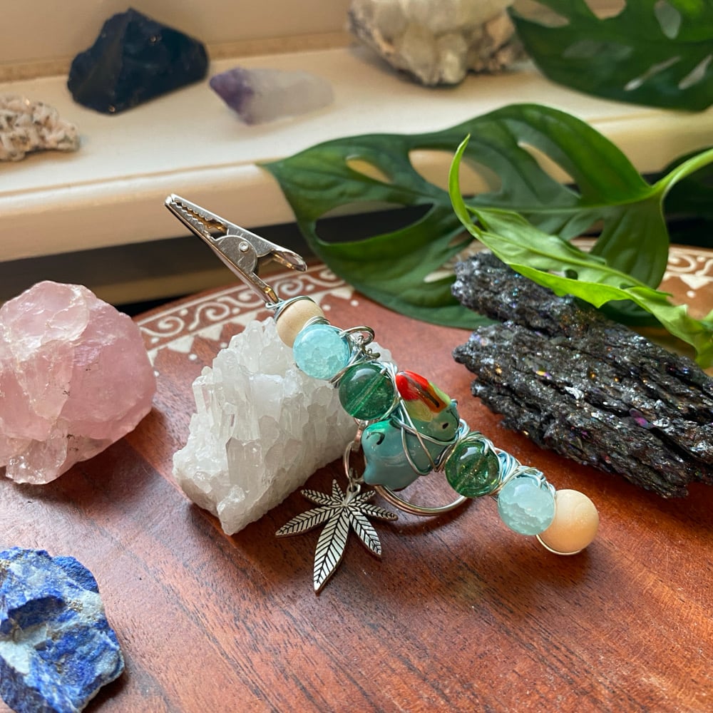 Image of rainforest macaw clip keychain 