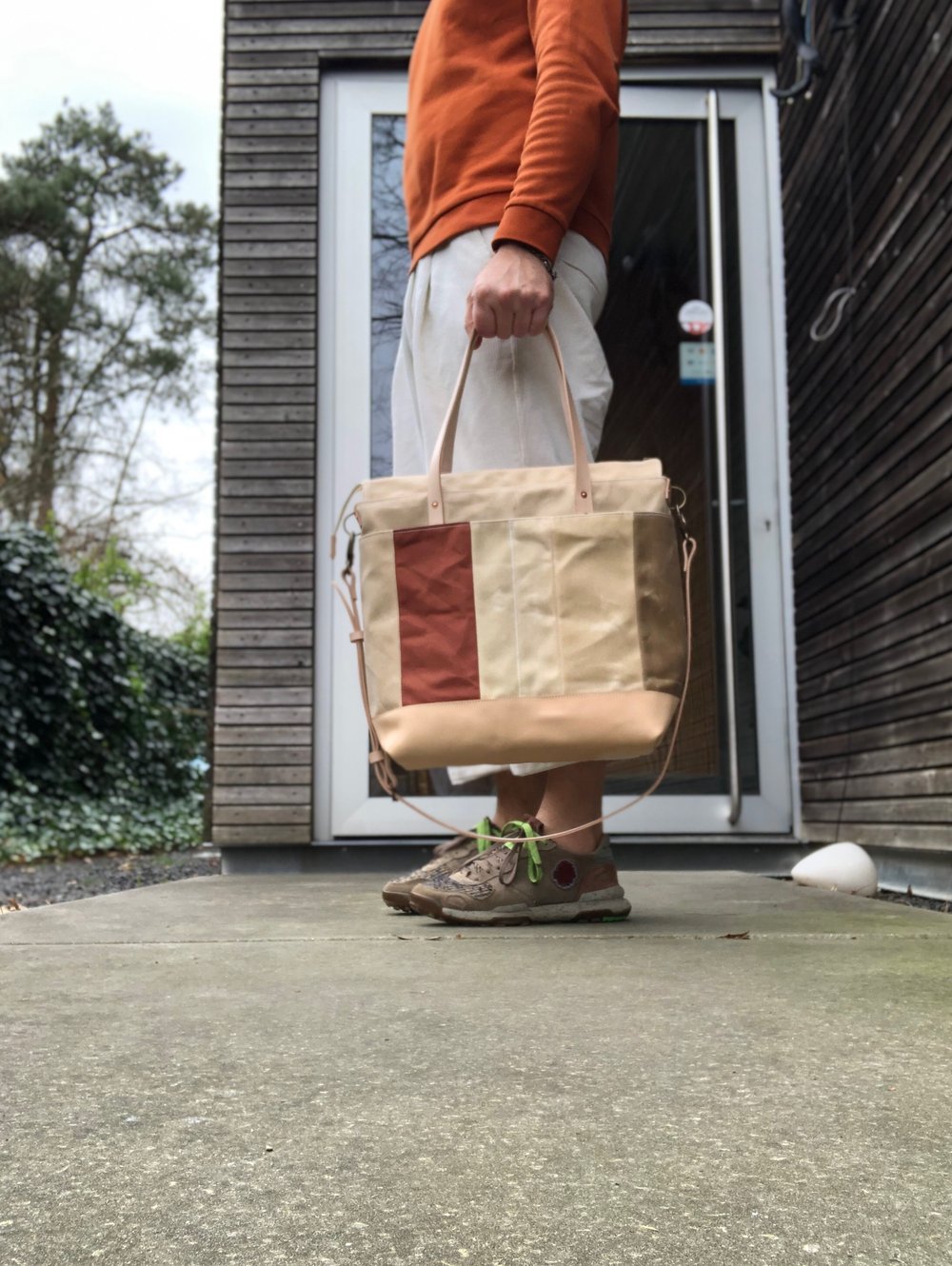 Image of Large tote bag in waxed canvas and leather with cross body strap