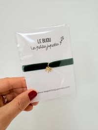 Image 1 of Bracelet ENFANT ruban velours élastique et breloque noeud or laminé
