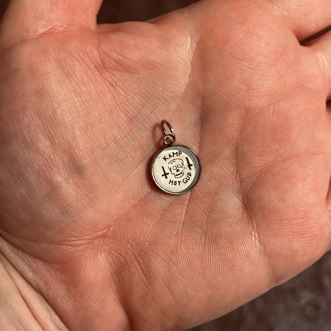 Hängsmycke - Kamp mot gud (rund)