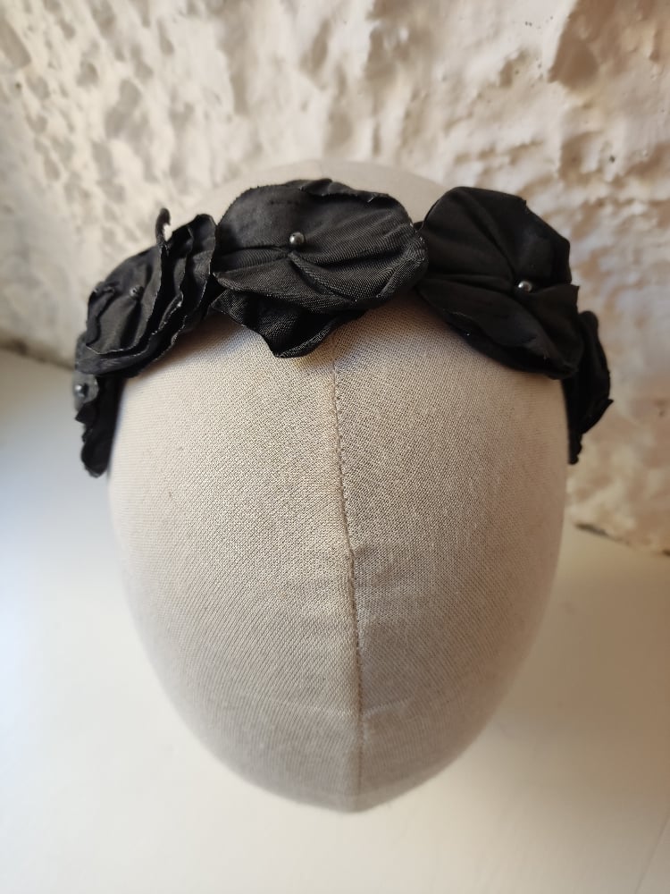 Image of Cerchietto coroncina floreale nero