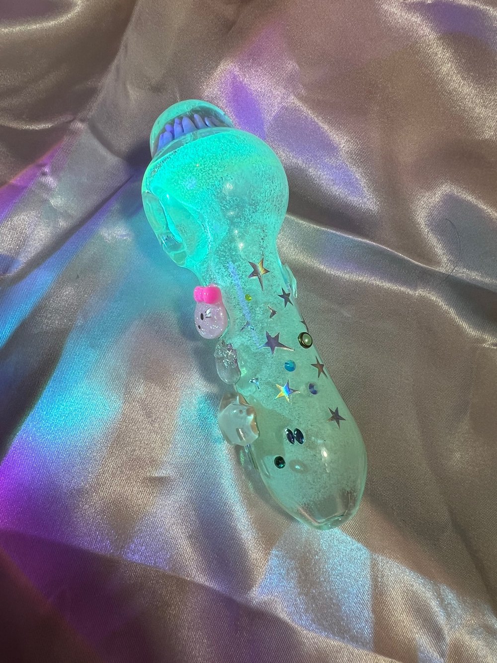 Hello kitty glow pipe 🌟