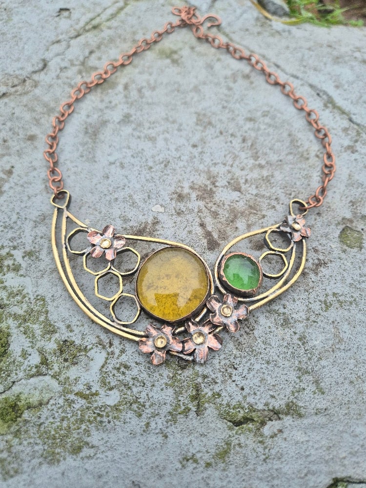  Yellow and green necklace with flowers and honeycomb 