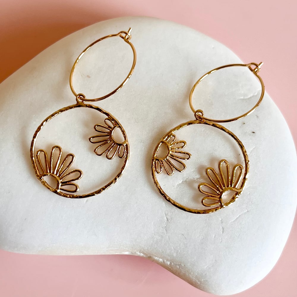 Image of Circle of Flowers earrings 