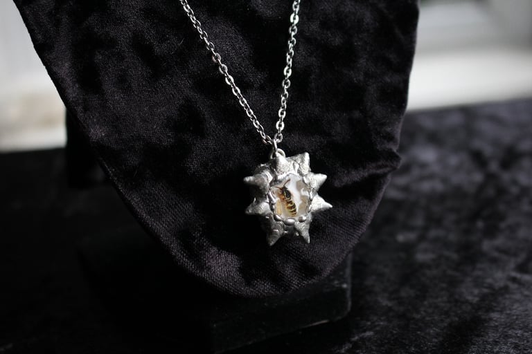 dead good wasp spiky necklace Image 6