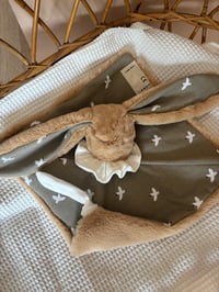 Image 4 of DOUDOU CARRÉ MOTIF HIRONDELLE