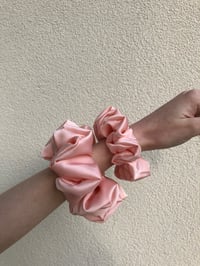 Image 4 of SCRUNCHIE OVERSIZED APRICOT/MORELA