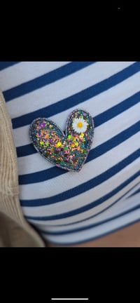 Image 2 of Broche coeur paquerette au choix 