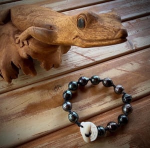 Image of Hand Knotted Tahitian pearl bracelet with puka shell clasp