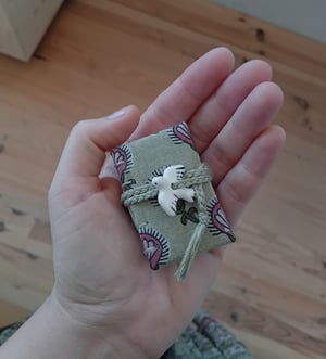 HADI — mini livre — perle en porcelaine — reliure à la française