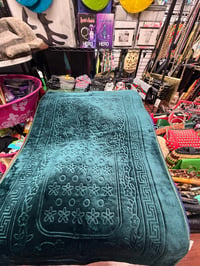 Image 2 of Islamic prayer rug embossed mosque design with fringe