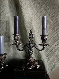 Image 6 of Magnifique paire de chandeliers en bronze plaqué argent, style rocaille, fin XIXème siècle