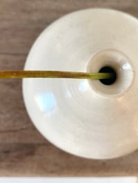 Image 4 of Petit vase signé beige