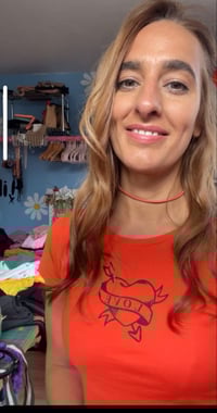 Image 10 of Taylor- fitted tee, cropped. 
