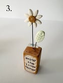 Thimbleville -’Single flower block' Wooden block with Daisy/flower