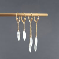 Image 2 of Boucles d'oreilles pendantes pampilles nacre