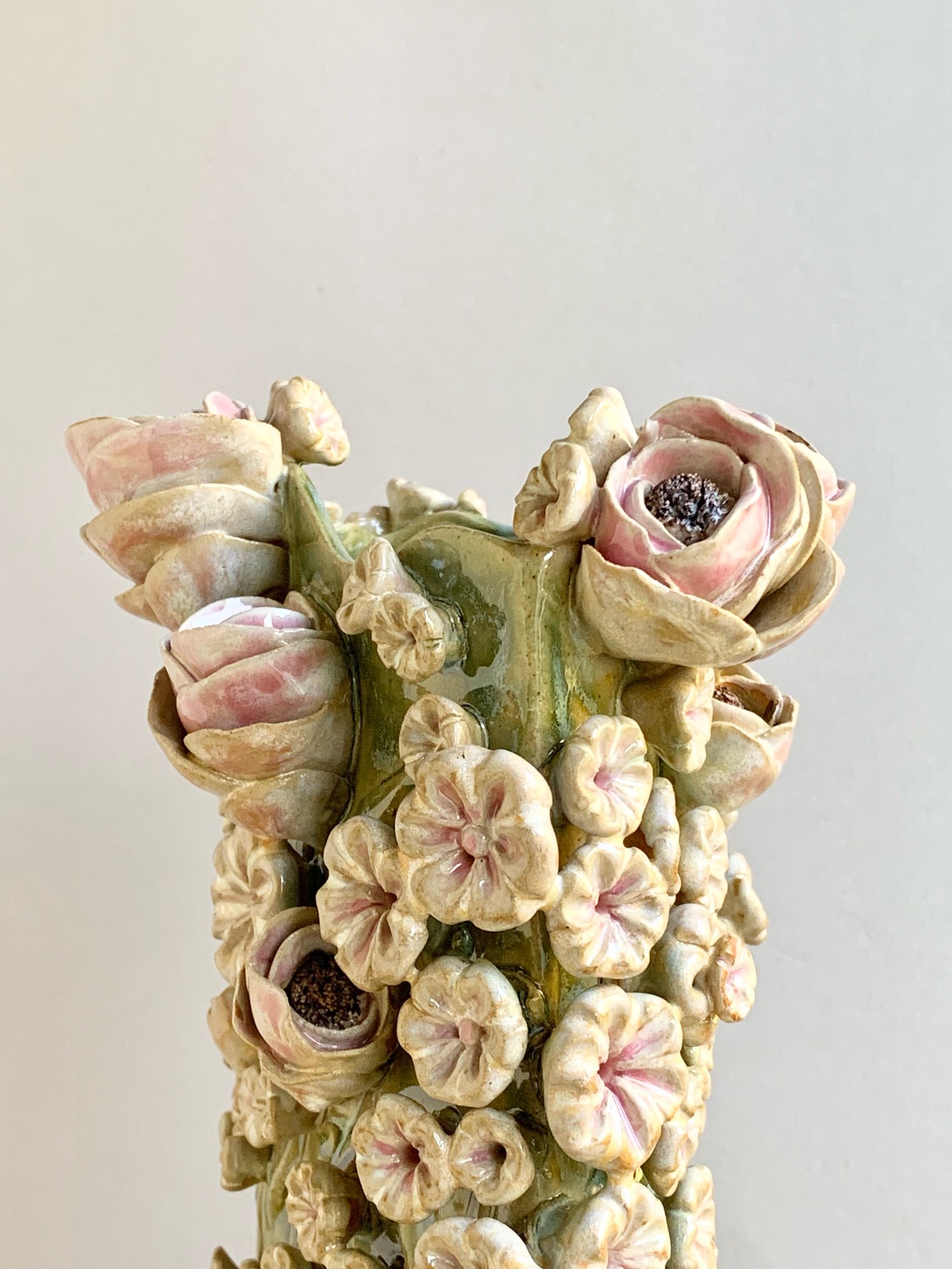 Image of Trailing Ivy Daisies and Roses 