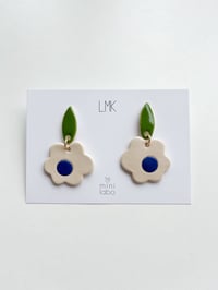 LMK x MINI LABO Paire de boucles d’oreilles céramique MARGUERITE LEAF bleu