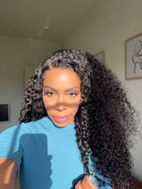 Image 2 of 26 inch CURLY 5x5 LACE CLOSURE GLUELESS WIG