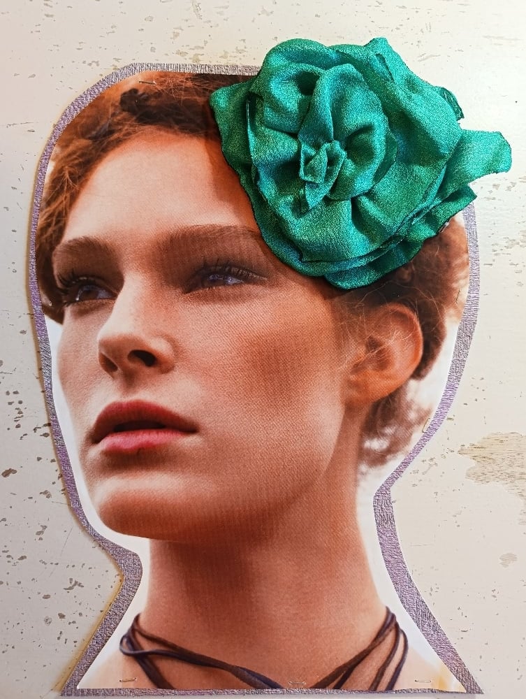 Image of Fermaglio floreale verde smeraldo