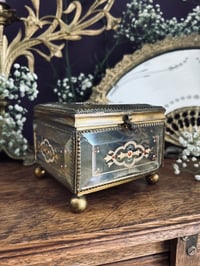 Image 4 of Grande boite à bijoux en verre biseauté, e-mail peint et soie capitonné verte, fin XIXème