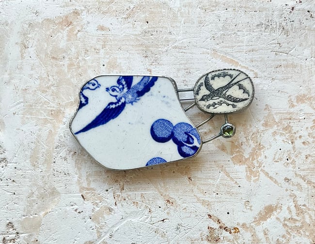 LARGE SILVER BASED WILLOW PATTERN AND SWALLOW BROOCH 