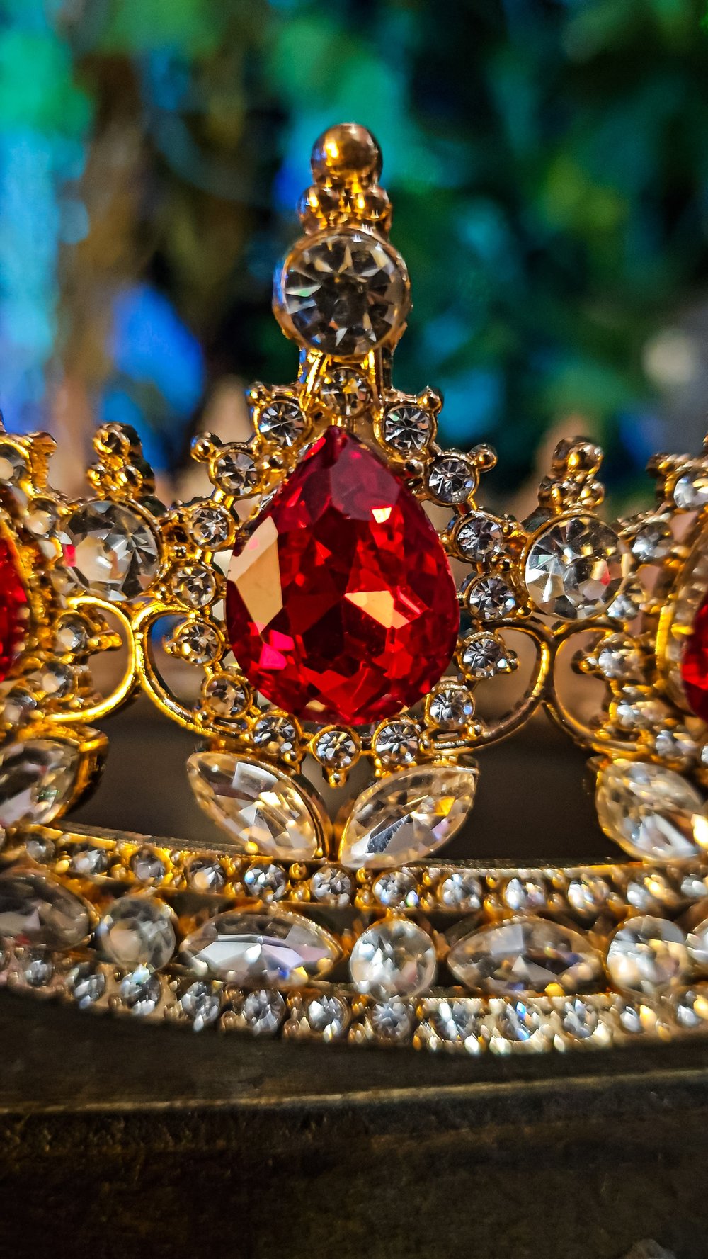 👑The Armored Kingdom Ruby Red Queens Crown (Gold)