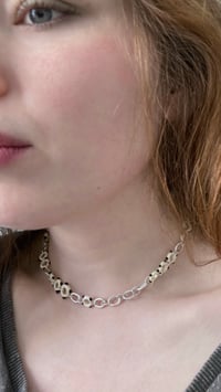 Image 2 of Chaîne en verre et argent